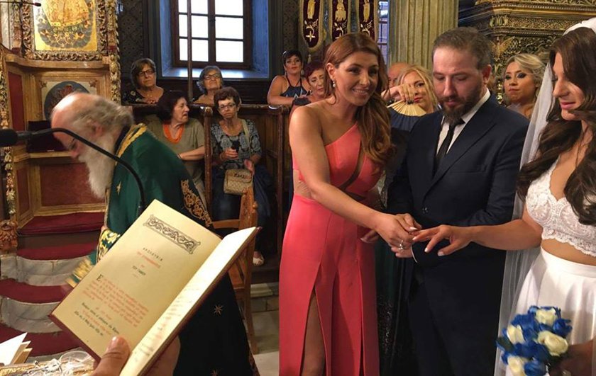 Η Παπαρίζου έγινε κουμπάρα στη Λέσβο: Σέξι εμφάνιση με αποκαλυπτικό φόρεμα [εικόνες & βίντεο] | iefimerida.gr 1