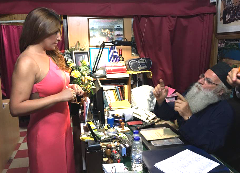 Η Παπαρίζου έγινε κουμπάρα στη Λέσβο: Σέξι εμφάνιση με αποκαλυπτικό φόρεμα [εικόνες & βίντεο] | iefimerida.gr 2