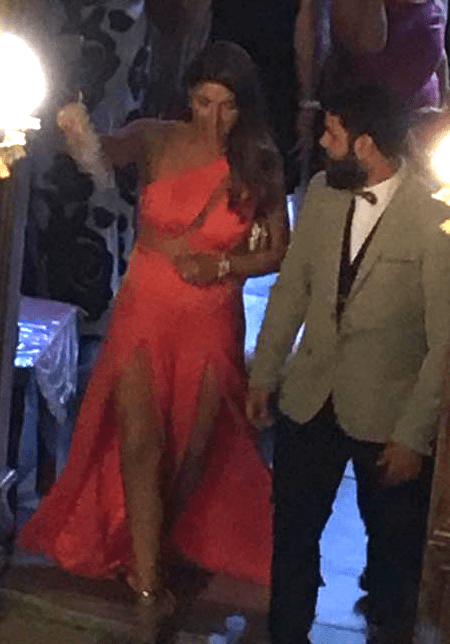 Η Παπαρίζου έγινε κουμπάρα στη Λέσβο: Σέξι εμφάνιση με αποκαλυπτικό φόρεμα [εικόνες & βίντεο] | iefimerida.gr 0