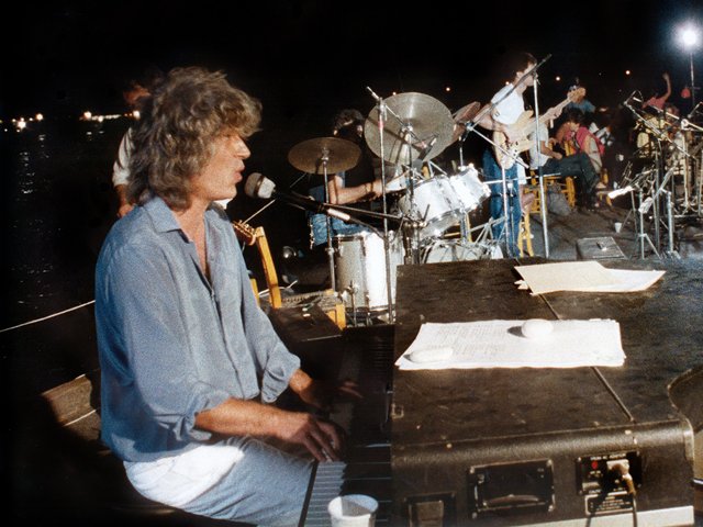 Σαν σήμερα πριν 34 χρόνια: Ο Λουκιανός έκανε το θρυλικό πάρτι στη Βουλιαγμένη [εικόνες&βίντεο] | iefimerida.gr 7