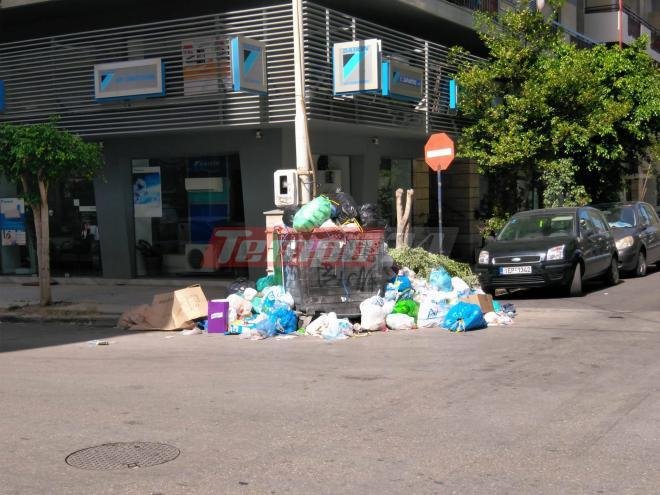 Πάτρα: Παραμένει χαοτική η κατάσταση στους δρόμους με τα σκουπίδια [εικόνες] | iefimerida.gr 0
