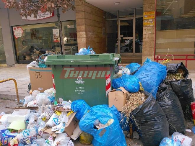 Πάτρα: Παραμένει χαοτική η κατάσταση στους δρόμους με τα σκουπίδια [εικόνες] | iefimerida.gr 1