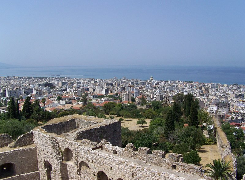 Η γλαφυρή περιγραφή της Βικτόρια Χίσλοπ για την Πάτρα: Το χάος, η εγκαταλελειμμένη Disneyland, η γοητεία της | iefimerida.gr 8