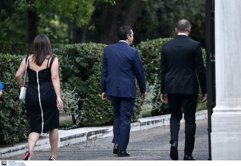 Ποια είναι η μελαχρινή με το μαύρο φόρεμα που συνόδευε τον Τσίπρα στο Προεδρικό Μέγαρο [εικόνες] | iefimerida.gr 2