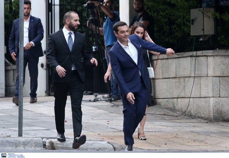 Ποια είναι η μελαχρινή με το μαύρο φόρεμα που συνόδευε τον Τσίπρα στο Προεδρικό Μέγαρο [εικόνες] | iefimerida.gr 1