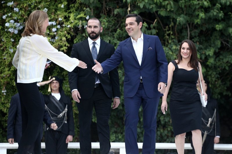 Ποια είναι η μελαχρινή με το μαύρο φόρεμα που συνόδευε τον Τσίπρα στο Προεδρικό Μέγαρο [εικόνες] | iefimerida.gr 6