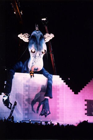 Σαν σήμερα, οι Pink Floyd τραγούδησαν στο Βερολίνο το The Wall, για την πτώση του Τείχους [βίντεο] | iefimerida.gr 1