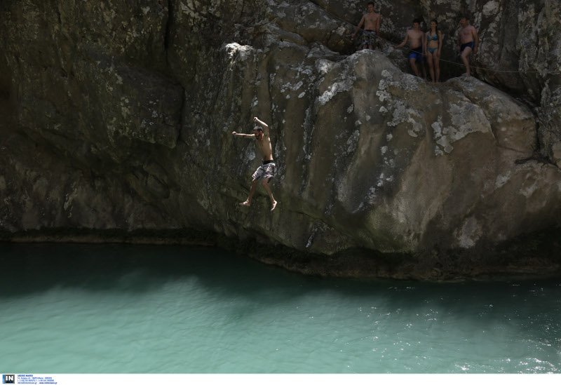 Η κρυμμένη όαση της Πελοποννήσου -Το φαράγγι με τις 15 λίμνες και τον καταρράκτη των 25 μέτρων [εικόνες] | iefimerida.gr 3