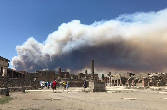 Στις φλόγες ο Βεζούβιος – Πανικός στη Νάπολη [εικόνες & βίντεο]  | iefimerida.gr 4