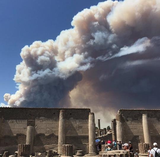 Στις φλόγες ο Βεζούβιος – Πανικός στη Νάπολη [εικόνες & βίντεο]  | iefimerida.gr 5
