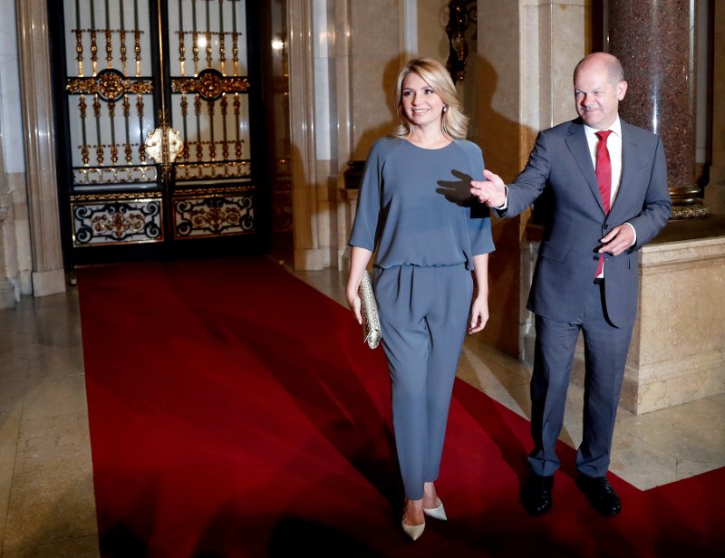 Μελάνια Τραμπ, Μπριζίτ Μακρόν, μια τραγουδίστρια, μια επιχειρηματίας και μια ραδιοφωνική παραγωγός -Οι πιο έλεγκαντ Πρώτες Κυρίες της G20 [εικόνες] | iefimerida.gr 9