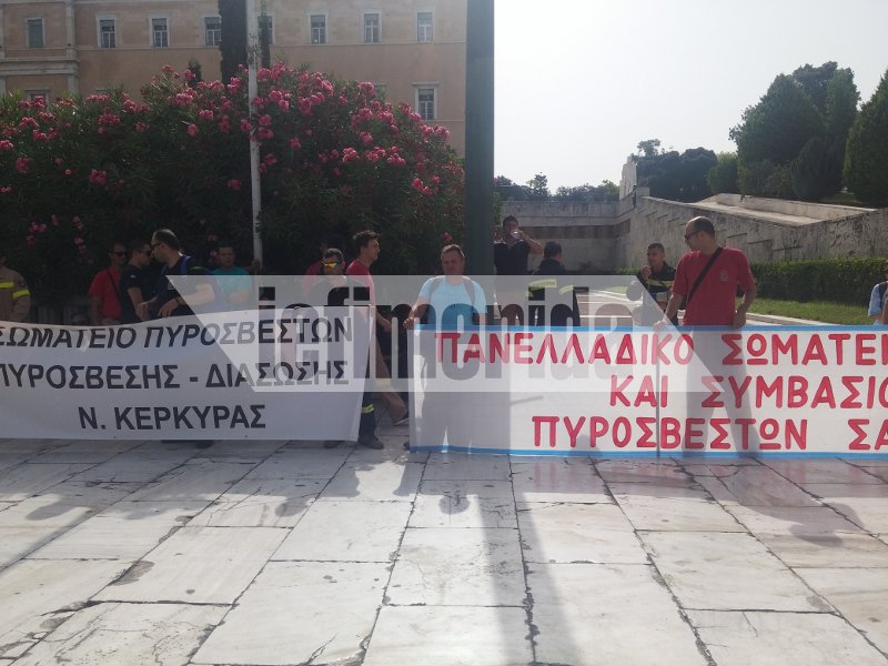 Εξω από τη Βουλή oι συμβασιούχοι πυροσβέστες [εικόνες] | iefimerida.gr 2