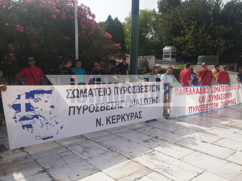 Εξω από τη Βουλή oι συμβασιούχοι πυροσβέστες [εικόνες] | iefimerida.gr 3