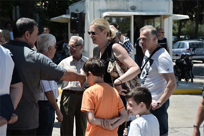 Τραγελαφικά σκηνικά Τσακνή και Ραχήλ: «Σκάσε επιτέλους -Είστε ξετσίπωτοι» [εικόνες & βίντεο] | iefimerida.gr 4