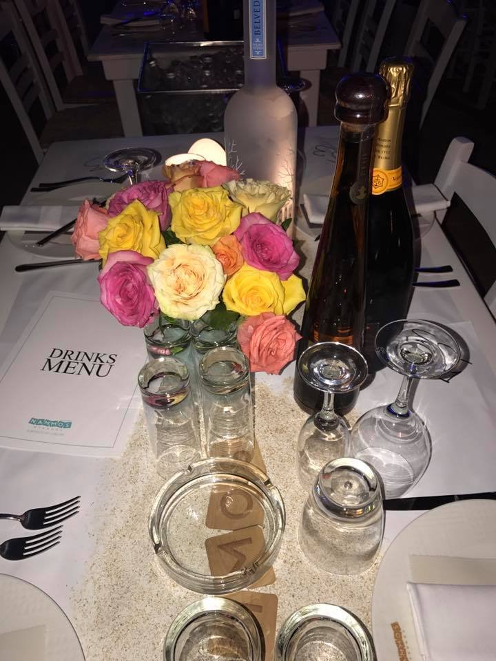 «Βούλιαξε» από κόσμο η Ψαρρού για τη συναυλία Ρέμου-Ραμαζότι -Οι κροίσοι ανατολίτες στα πρώτα τραπέζια και το ξέφρενο γλέντι [βίντεο] | iefimerida.gr 1