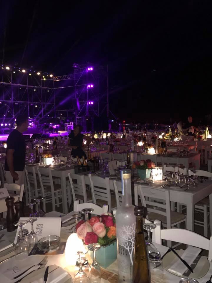 «Βούλιαξε» από κόσμο η Ψαρρού για τη συναυλία Ρέμου-Ραμαζότι -Οι κροίσοι ανατολίτες στα πρώτα τραπέζια και το ξέφρενο γλέντι [βίντεο] | iefimerida.gr 2