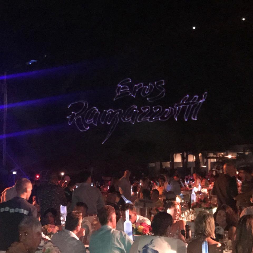 «Βούλιαξε» από κόσμο η Ψαρρού για τη συναυλία Ρέμου-Ραμαζότι -Οι κροίσοι ανατολίτες στα πρώτα τραπέζια και το ξέφρενο γλέντι [βίντεο] | iefimerida.gr 3