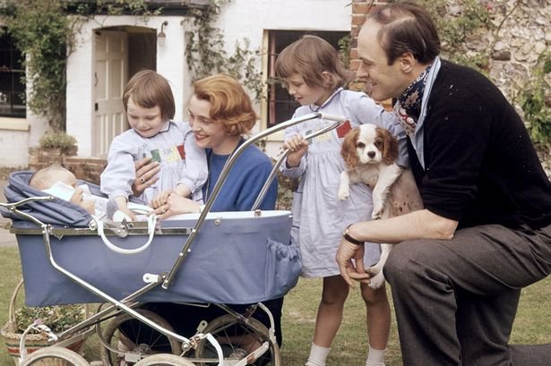 Ρόαλντ Νταλ, ο διάσημος συγγραφέας παιδικών βιβλίων ήταν πράκτορας [εικόνες] | iefimerida.gr 7