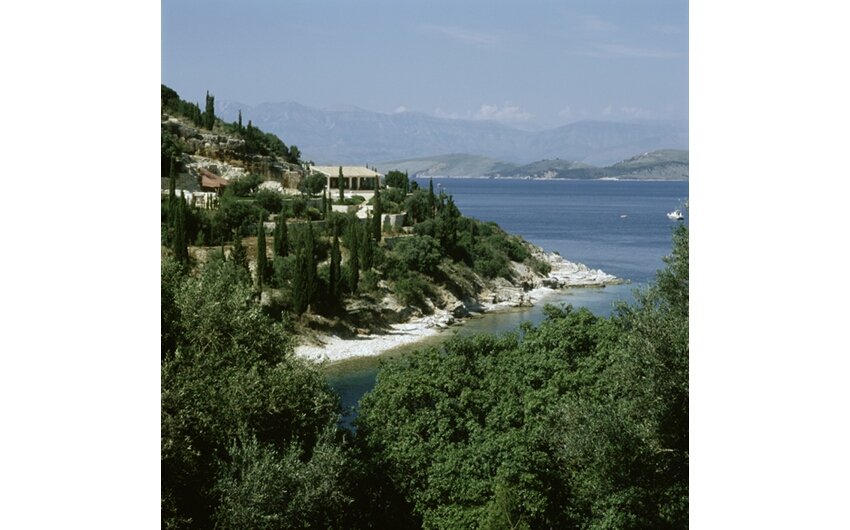 Σε αυτή τη βίλα με τις πισίνες και τα αρχαιοπρεπή αγάλματα μένει ο πρίγκιπας Κάρολος στην Κέρκυρα [εικόνες] | iefimerida.gr 0