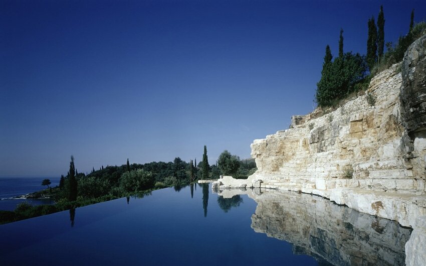 Σε αυτή τη βίλα με τις πισίνες και τα αρχαιοπρεπή αγάλματα μένει ο πρίγκιπας Κάρολος στην Κέρκυρα [εικόνες] | iefimerida.gr 1