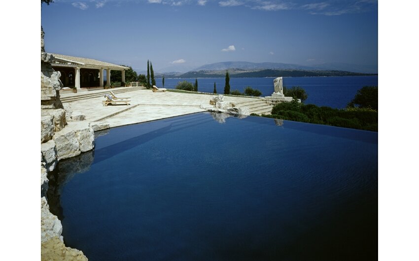 Σε αυτή τη βίλα με τις πισίνες και τα αρχαιοπρεπή αγάλματα μένει ο πρίγκιπας Κάρολος στην Κέρκυρα [εικόνες] | iefimerida.gr 2