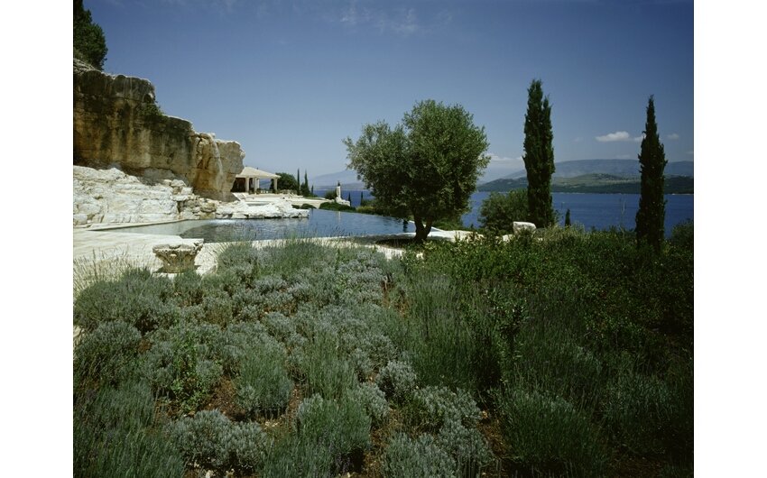 Σε αυτή τη βίλα με τις πισίνες και τα αρχαιοπρεπή αγάλματα μένει ο πρίγκιπας Κάρολος στην Κέρκυρα [εικόνες] | iefimerida.gr 3