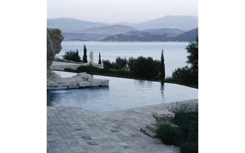 Σε αυτή τη βίλα με τις πισίνες και τα αρχαιοπρεπή αγάλματα μένει ο πρίγκιπας Κάρολος στην Κέρκυρα [εικόνες] | iefimerida.gr 4