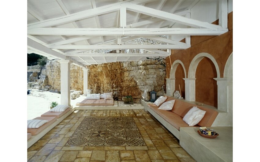 Σε αυτή τη βίλα με τις πισίνες και τα αρχαιοπρεπή αγάλματα μένει ο πρίγκιπας Κάρολος στην Κέρκυρα [εικόνες] | iefimerida.gr 5