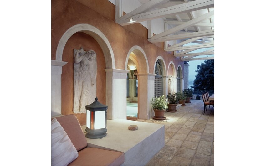 Σε αυτή τη βίλα με τις πισίνες και τα αρχαιοπρεπή αγάλματα μένει ο πρίγκιπας Κάρολος στην Κέρκυρα [εικόνες] | iefimerida.gr 6