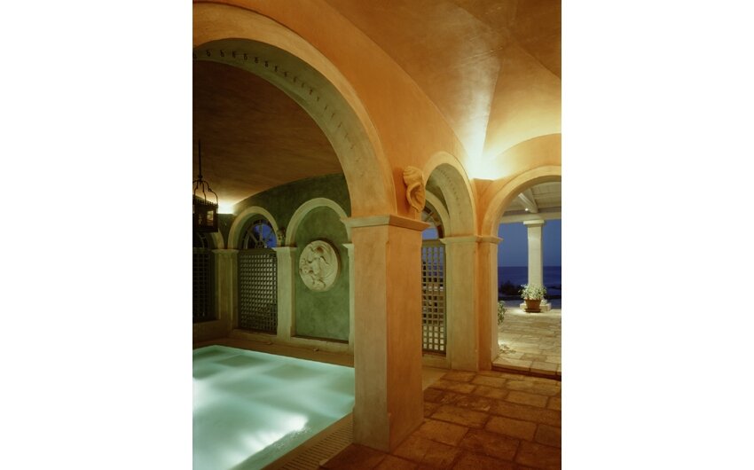 Σε αυτή τη βίλα με τις πισίνες και τα αρχαιοπρεπή αγάλματα μένει ο πρίγκιπας Κάρολος στην Κέρκυρα [εικόνες] | iefimerida.gr 7