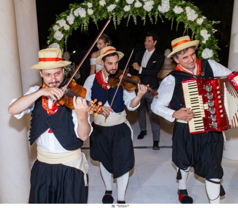 Νέες φωτογραφίες από τον γάμο Ρουβά-Ζυγούλη -Η μπομπονιέρα, η δεξίωση, το μυστήριο καρέ καρέ [εικόνες] | iefimerida.gr 9