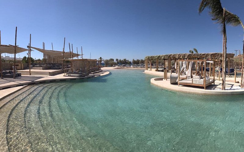 Η μεγαλύτερη παραθαλάσσια πισίνα της Ευρώπης βρίσκεται στη Μύκονο -2.000 τ.μ. σε έναν επίγειο παράδεισο [εικόνες & βίντεο]  | iefimerida.gr 0