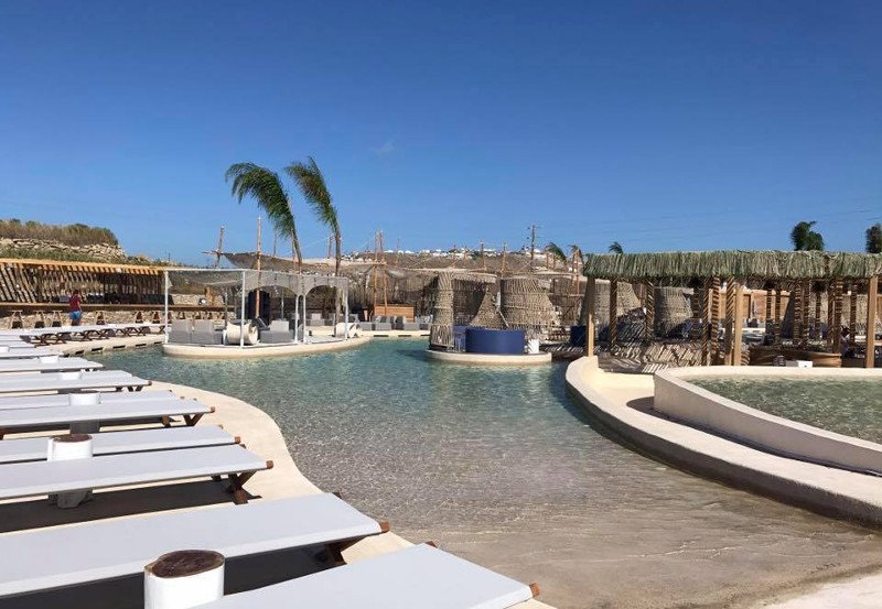 Η μεγαλύτερη παραθαλάσσια πισίνα της Ευρώπης βρίσκεται στη Μύκονο -2.000 τ.μ. σε έναν επίγειο παράδεισο [εικόνες & βίντεο]  | iefimerida.gr 1