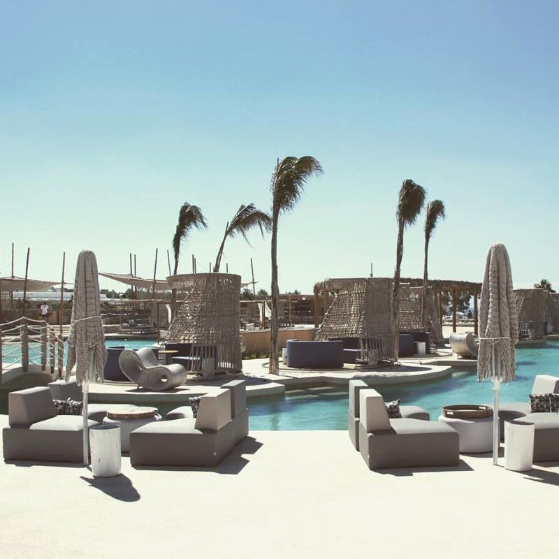 Η μεγαλύτερη παραθαλάσσια πισίνα της Ευρώπης βρίσκεται στη Μύκονο -2.000 τ.μ. σε έναν επίγειο παράδεισο [εικόνες & βίντεο]  | iefimerida.gr 2