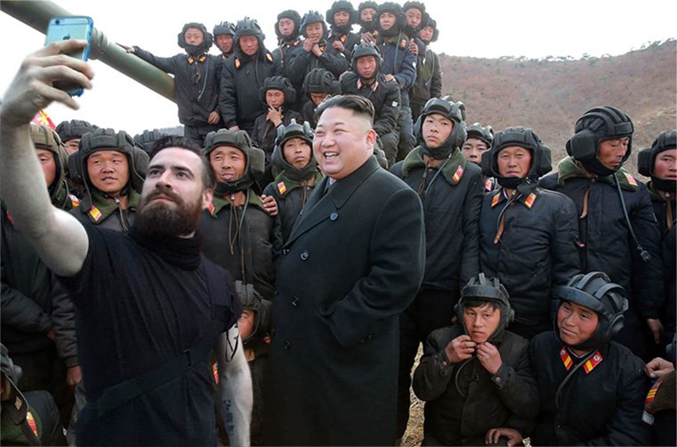 Ο αναρχικός στη διαδήλωση του Αμβούργου που έβγαλε selfie με ακριβό κινητό έγινε viral [εικόνες] | iefimerida.gr 1