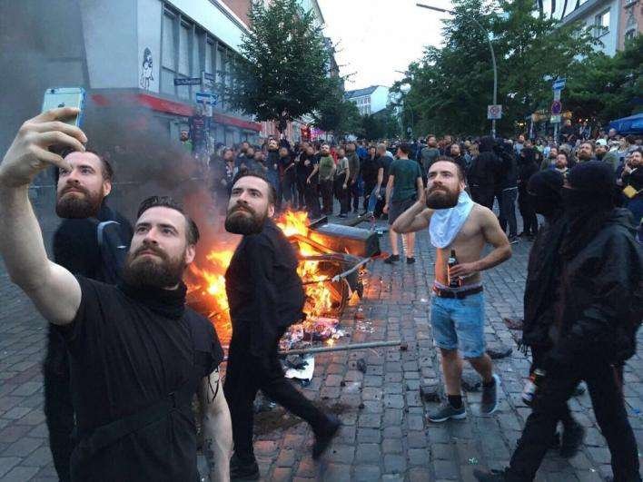 Ο αναρχικός στη διαδήλωση του Αμβούργου που έβγαλε selfie με ακριβό κινητό έγινε viral [εικόνες] | iefimerida.gr 3
