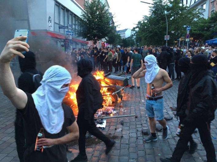 Ο αναρχικός στη διαδήλωση του Αμβούργου που έβγαλε selfie με ακριβό κινητό έγινε viral [εικόνες] | iefimerida.gr 4