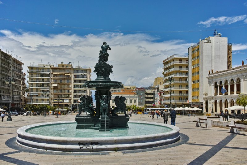 Η γλαφυρή περιγραφή της Βικτόρια Χίσλοπ για την Πάτρα: Το χάος, η εγκαταλελειμμένη Disneyland, η γοητεία της | iefimerida.gr 3