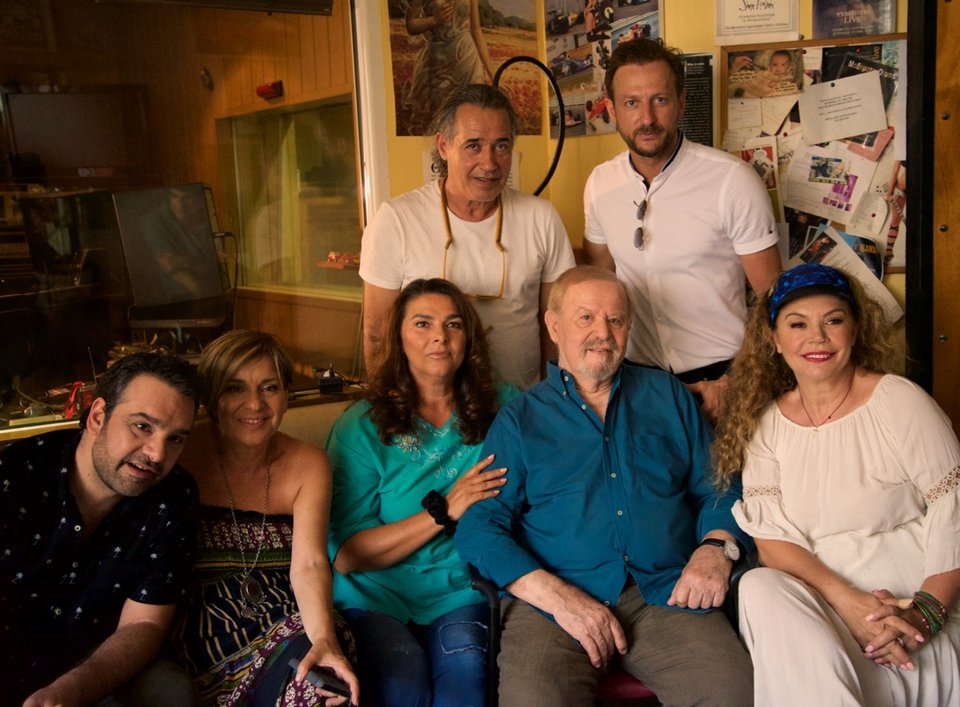 Ο Γιάννης Σπανός αναβιώνει τις μπουάτ του '60 παρέα με τους καλύτερους του είδους [εικόνες]  | iefimerida.gr 2