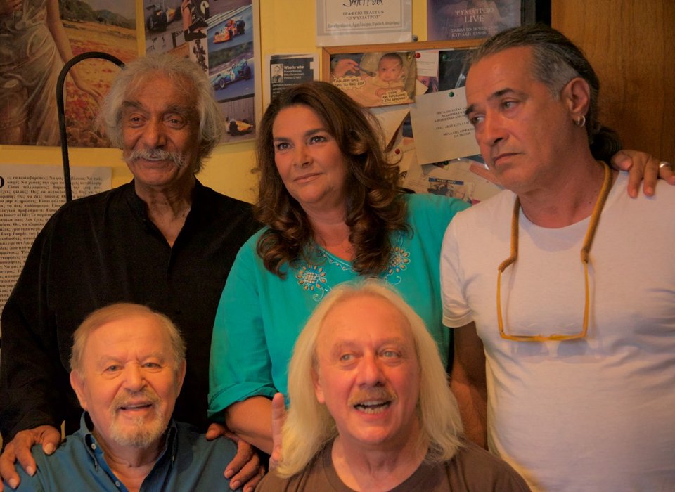 Ο Γιάννης Σπανός αναβιώνει τις μπουάτ του '60 παρέα με τους καλύτερους του είδους [εικόνες]  | iefimerida.gr 0