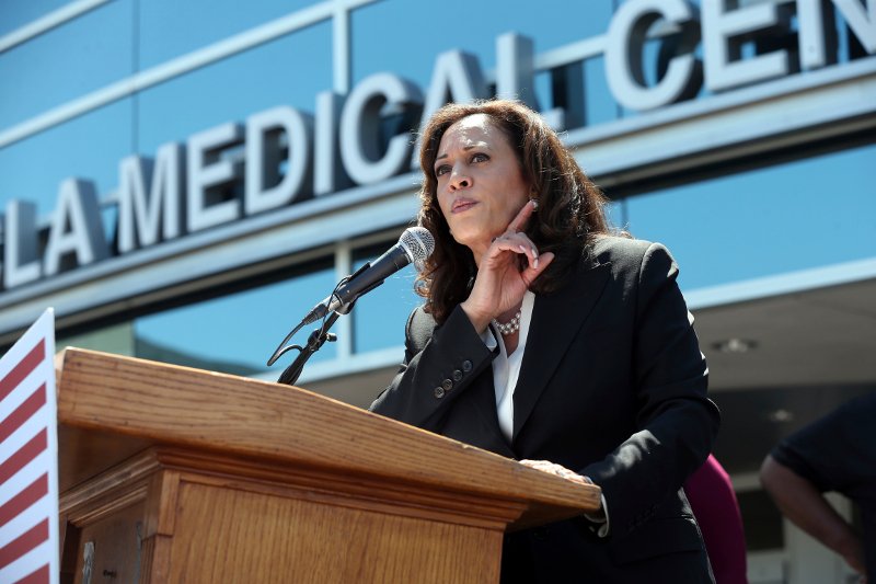 Καμάλα Χάρις: Η όμορφη αφροαμερικανή που θέλει να γίνει πρόεδρος στη θέση του Τραμπ [εικόνες]  | iefimerida.gr 7