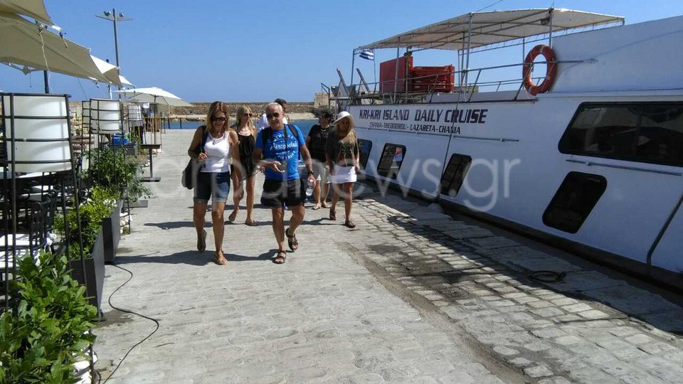 Η κρουαζιέρα των οργίων έφτασε στα Χανιά -Η βόλτα των swingers στο Ενετικό Λιμάνι [εικόνες & βίντεο] | iefimerida.gr 1