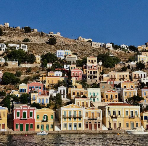 Πολλά μπουκάλια με τάματα που πετούν πιστοί από όλο τον κόσμο στη θάλασσα, έχουν προορισμό αυτό το νησί του Αιγαίου [εικόνες] | iefimerida.gr 0