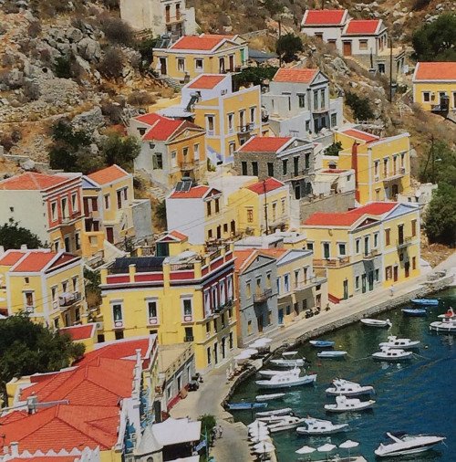 Πολλά μπουκάλια με τάματα που πετούν πιστοί από όλο τον κόσμο στη θάλασσα, έχουν προορισμό αυτό το νησί του Αιγαίου [εικόνες] | iefimerida.gr 9