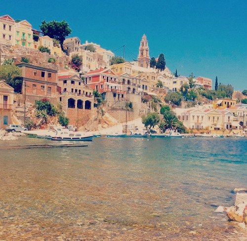 Πολλά μπουκάλια με τάματα που πετούν πιστοί από όλο τον κόσμο στη θάλασσα, έχουν προορισμό αυτό το νησί του Αιγαίου [εικόνες] | iefimerida.gr 10