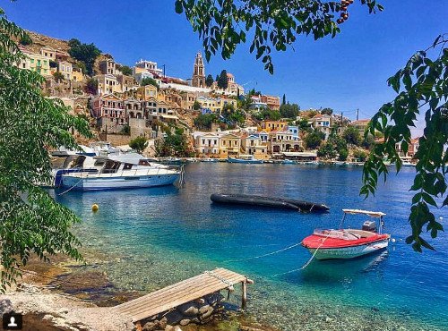 Πολλά μπουκάλια με τάματα που πετούν πιστοί από όλο τον κόσμο στη θάλασσα, έχουν προορισμό αυτό το νησί του Αιγαίου [εικόνες] | iefimerida.gr 12