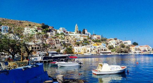 Πολλά μπουκάλια με τάματα που πετούν πιστοί από όλο τον κόσμο στη θάλασσα, έχουν προορισμό αυτό το νησί του Αιγαίου [εικόνες] | iefimerida.gr 13