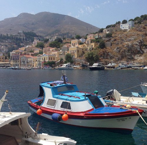 Πολλά μπουκάλια με τάματα που πετούν πιστοί από όλο τον κόσμο στη θάλασσα, έχουν προορισμό αυτό το νησί του Αιγαίου [εικόνες] | iefimerida.gr 14