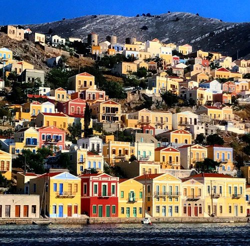 Πολλά μπουκάλια με τάματα που πετούν πιστοί από όλο τον κόσμο στη θάλασσα, έχουν προορισμό αυτό το νησί του Αιγαίου [εικόνες] | iefimerida.gr 15