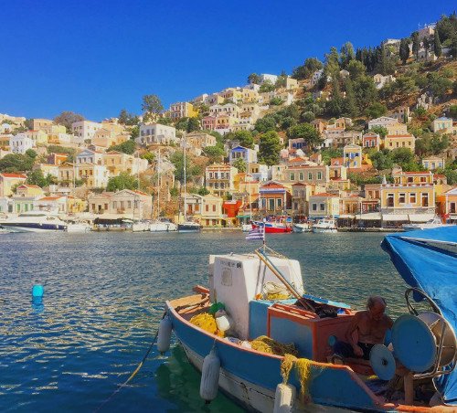 Πολλά μπουκάλια με τάματα που πετούν πιστοί από όλο τον κόσμο στη θάλασσα, έχουν προορισμό αυτό το νησί του Αιγαίου [εικόνες] | iefimerida.gr 1